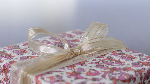 Fotografía de caja envuelta con papel de regalo y un lazo