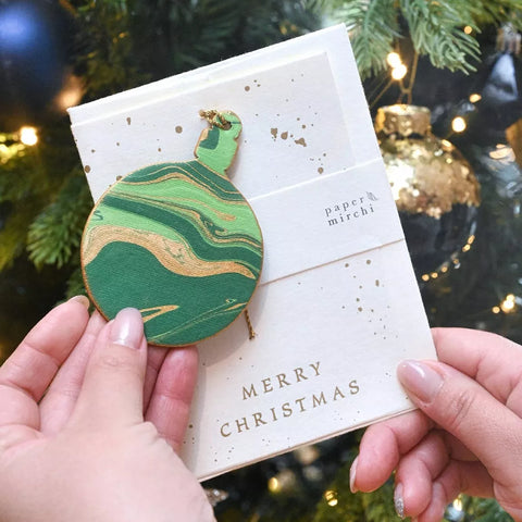 Tarjeta artesanal con adorno - Bola esmeralda