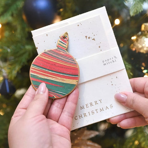 Tarjeta artesanal con adorno - Bola festive