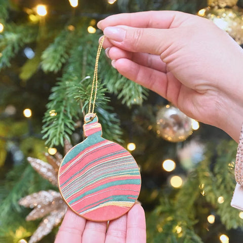 Tarjeta artesanal con adorno - Bola festive