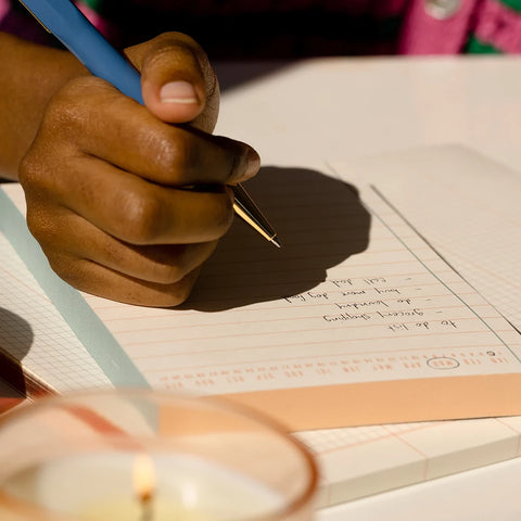 Bloc de notas con encabezado de calendario perpetuo