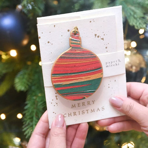 Tarjeta artesanal con adorno - Bola festive