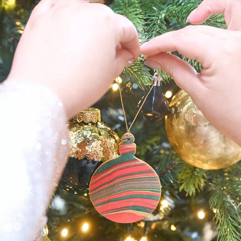 Tarjeta artesanal con adorno - Bola festive