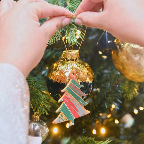 Tarjeta artesanal con adorno - Árbol festive